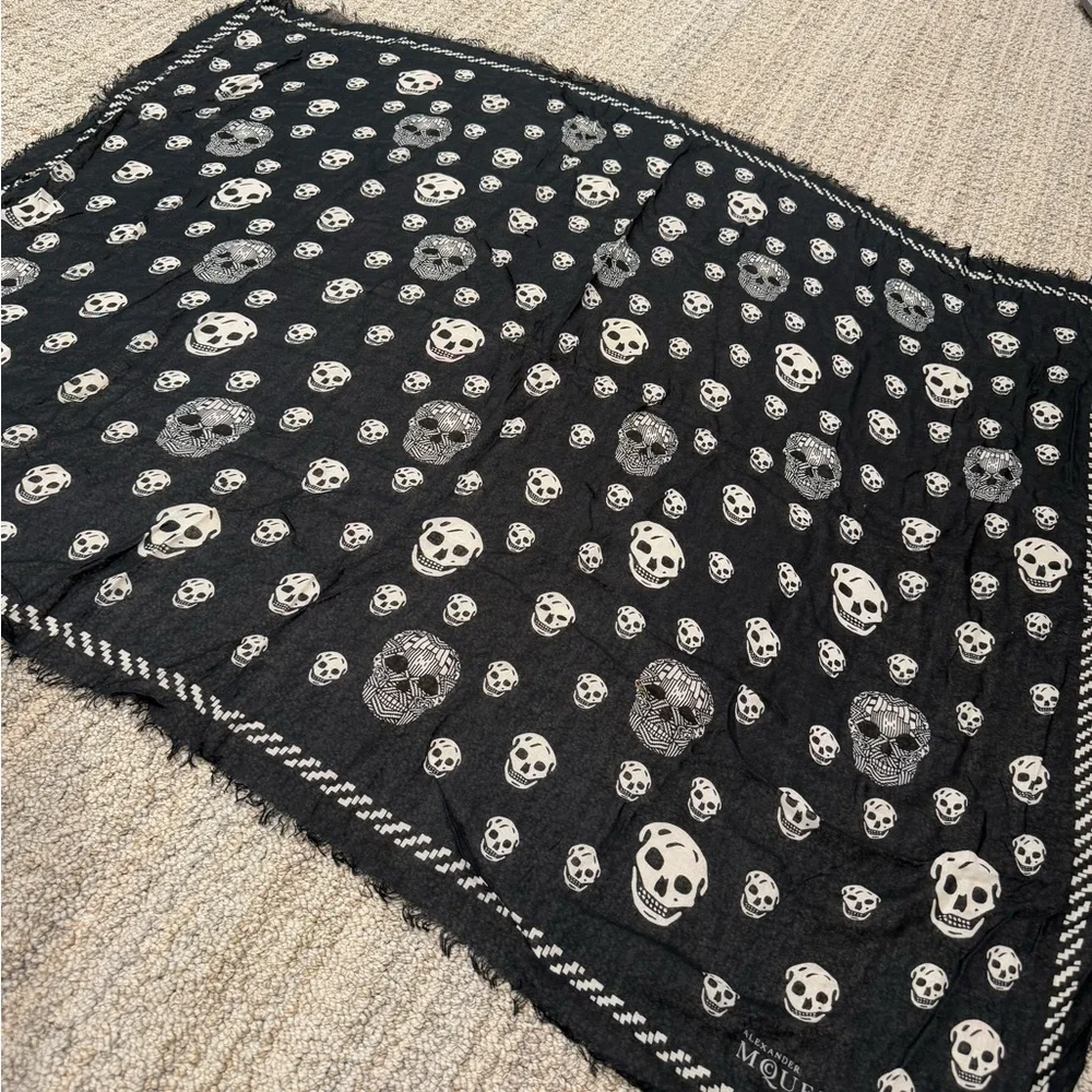 Alexander McQueen Black Skull Scarf - Picture 6 of 10